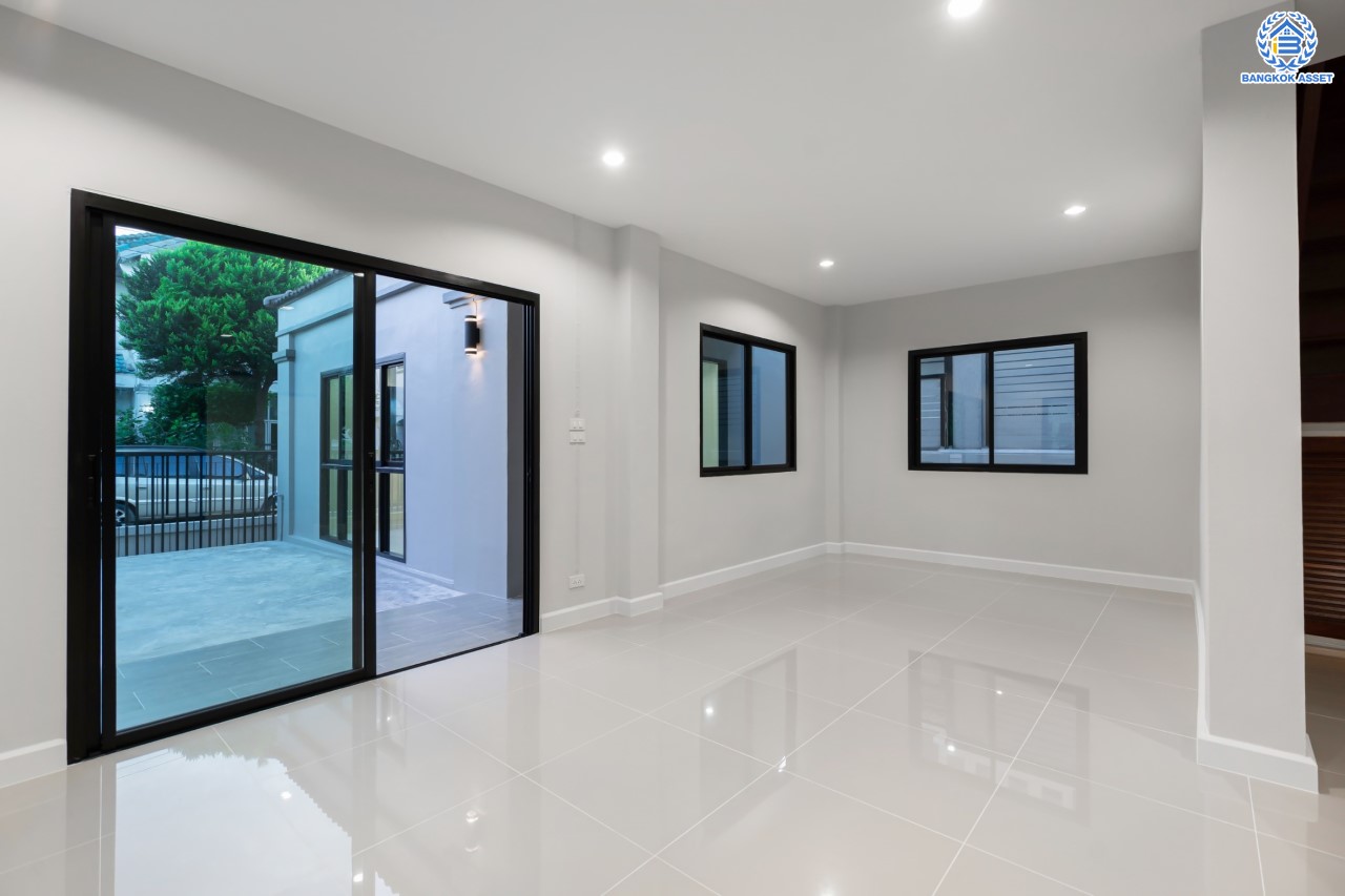 บ้านมือสองตกแต่งใหม่ แบรนด์ Property Perfect ม.มณีรินทร์ รัตนาธิเบศร์-ท่าอิฐ เนื้อที่ 54 ตร.ว. ฟังก์ชัน 3 ห้องนอน 2 ห้องน้ำ 2 ห้องอเนกประสงค์ พร้อมจอดรถได้ 2 คัน บนทำเลศักยภาพ ใกล้ทางด่วน "งามวงศ์วาน" และเพียง 10 นาที ถึงรถไฟฟ้า "สถานีบางรักน้อยท่าอิฐ"...